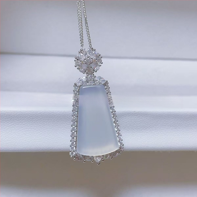 Kvarcinio chalcedono kvadratinis pakabukas, sidabru dengtas įterpimu, natūralus medžiaga, aiškumas Si2