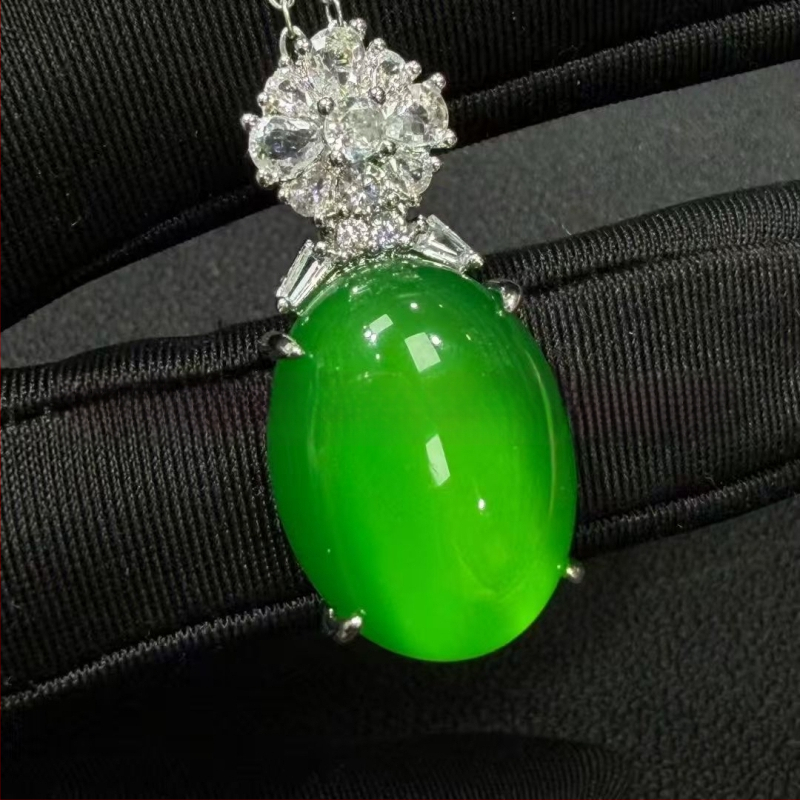 Kvarcinio chalcedono kvadratinis pakabukas, sidabru dengtas įterpimu, natūralus medžiaga, aiškumas Si2