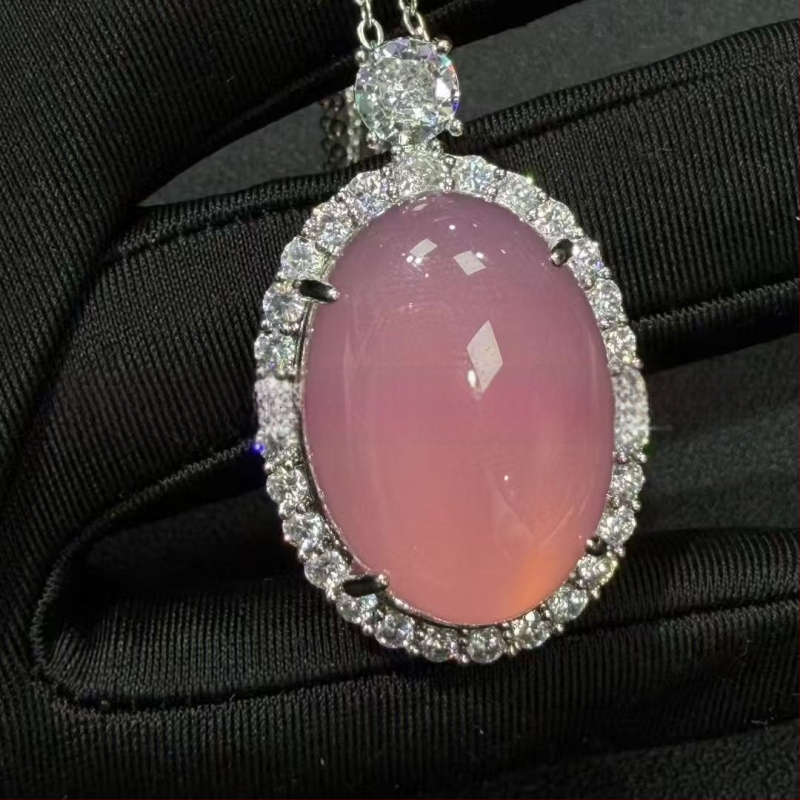 Kvarcinio chalcedono kvadratinis pakabukas, sidabru dengtas įterpimu, natūralus medžiaga, aiškumas Si2