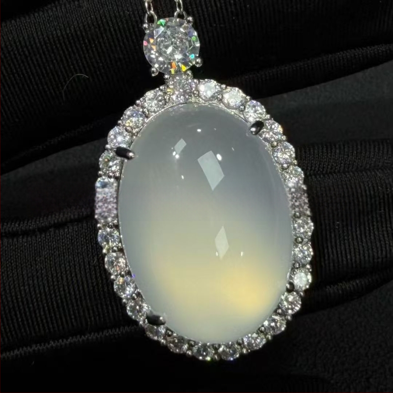 Kvarcinio chalcedono kvadratinis pakabukas, sidabru dengtas įterpimu, natūralus medžiaga, aiškumas Si2