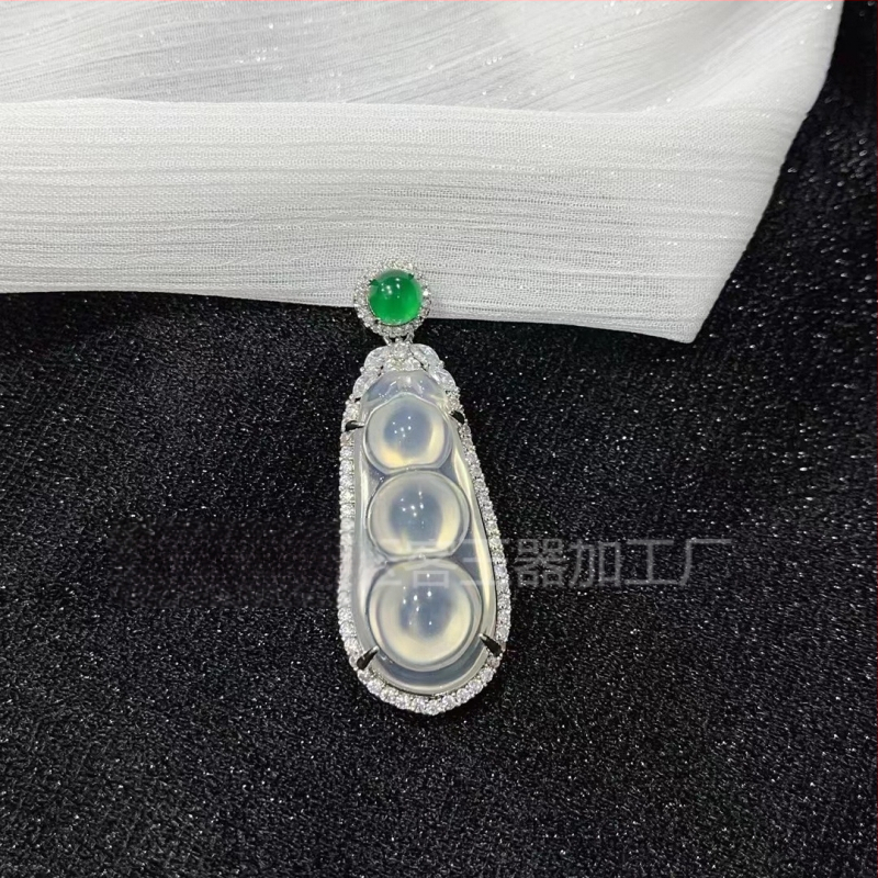 Pakabukas iš chalcedono su įterpta technika, natūralus akmuo, VS2 skaidrumas, nereguliari forma