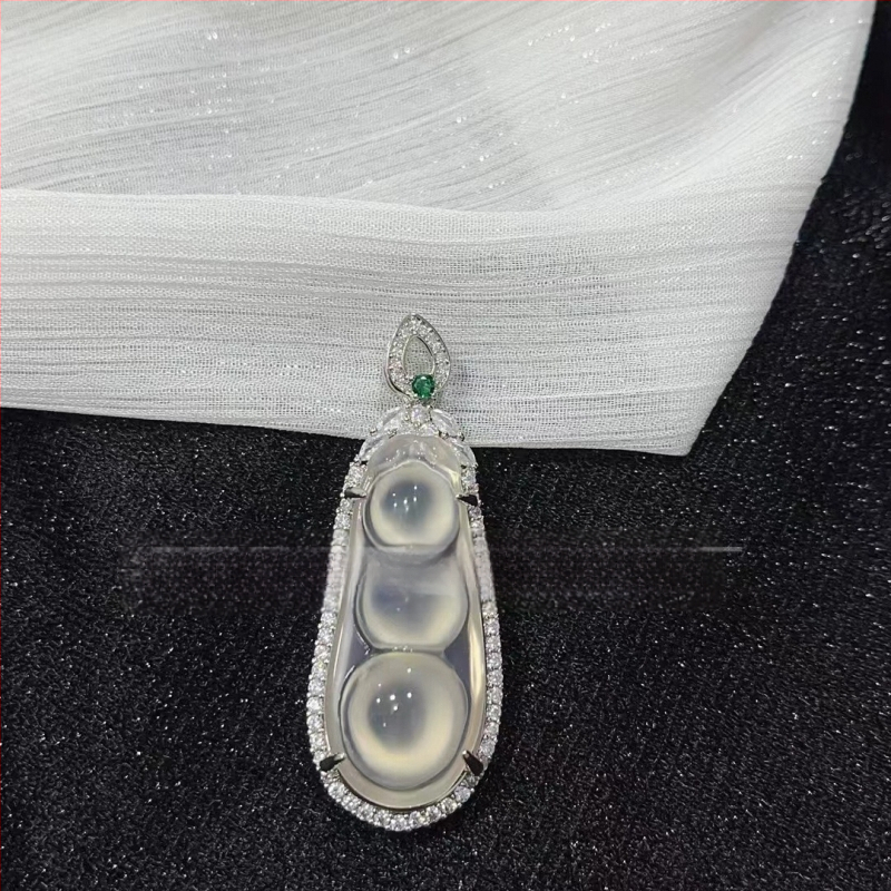 Pakabukas iš chalcedono su įterpta technika, natūralus akmuo, VS2 skaidrumas, nereguliari forma