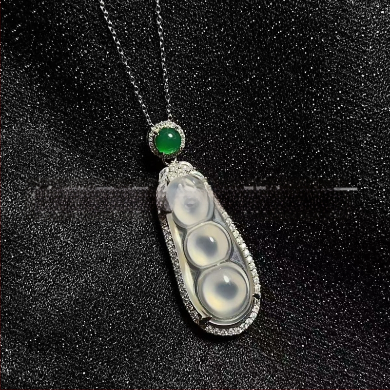 Pakabukas iš chalcedono su įterpta technika, natūralus akmuo, VS2 skaidrumas, nereguliari forma