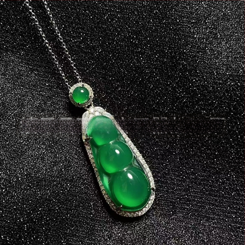 Pakabukas iš chalcedono su įterpta technika, natūralus akmuo, VS2 skaidrumas, nereguliari forma