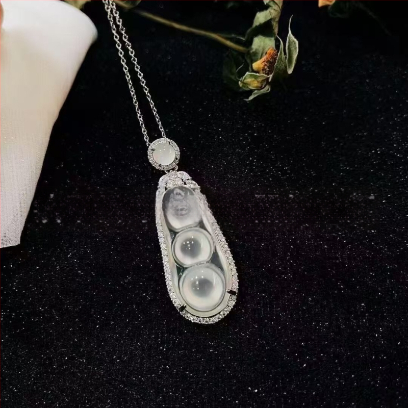 Pakabukas iš chalcedono su įterpta technika, natūralus akmuo, VS2 skaidrumas, nereguliari forma