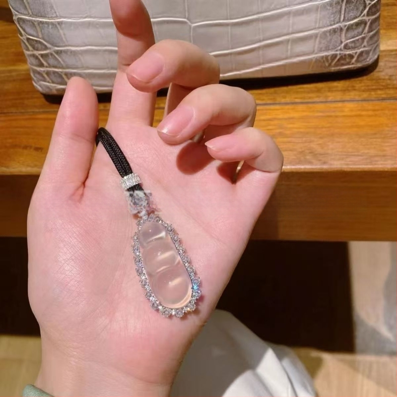 Pakabukas iš chalcedono su įterpta technika, natūralus akmuo, VS2 skaidrumas, nereguliari forma