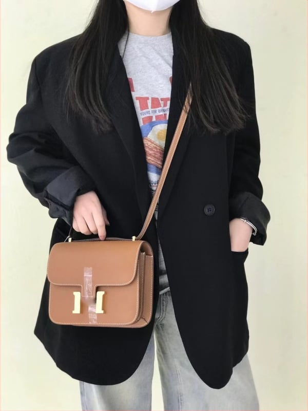 Krosbody soma no pirmās kārtas govja ādas, horizontāla kvadrāta forma, aizvērums ar bloķēšanu, iekšējā rāvējslēdzēja kabata