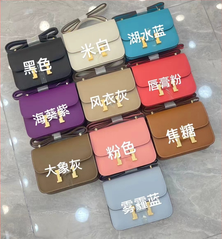 Krosbody soma no pirmās kārtas govja ādas, horizontāla kvadrāta forma, aizvērums ar bloķēšanu, iekšējā rāvējslēdzēja kabata