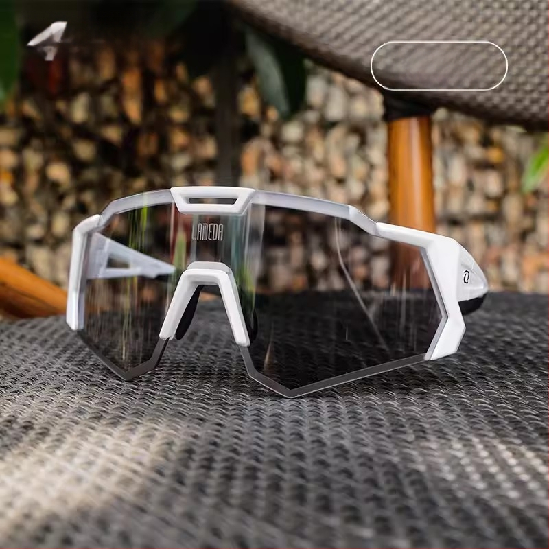 Velosipēdu brillēs ar maināmu krāsu lēcām, pret migšanu, maināmas lēcas, regulējami deguna spilventiņi, noņemami templji