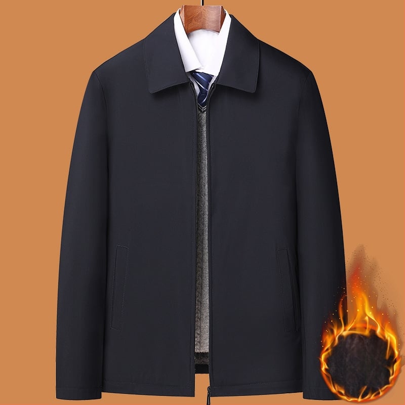 Téli pamut kabát fleece béléssel, vastított kivitel; elülső cipzár; rever gallér; középmagas hossz; idős férfiak számára