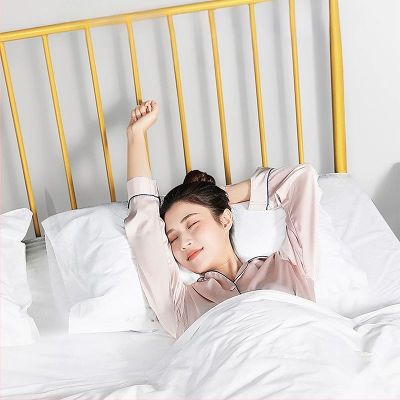 Vienkartinis keturių dalių patalynės komplektas kelionėms ir traukinių miegamiesiems: paklodė, antklodės užvalkalas, pagalvių užvalkalai, miegmaišis