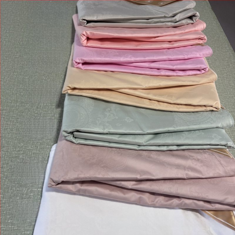 Paplanhuzat – 100% pamut, jacquard szövés, egyszínű minta, reaktív nyomtatás és festés, szövet tömege 1000–1500 g