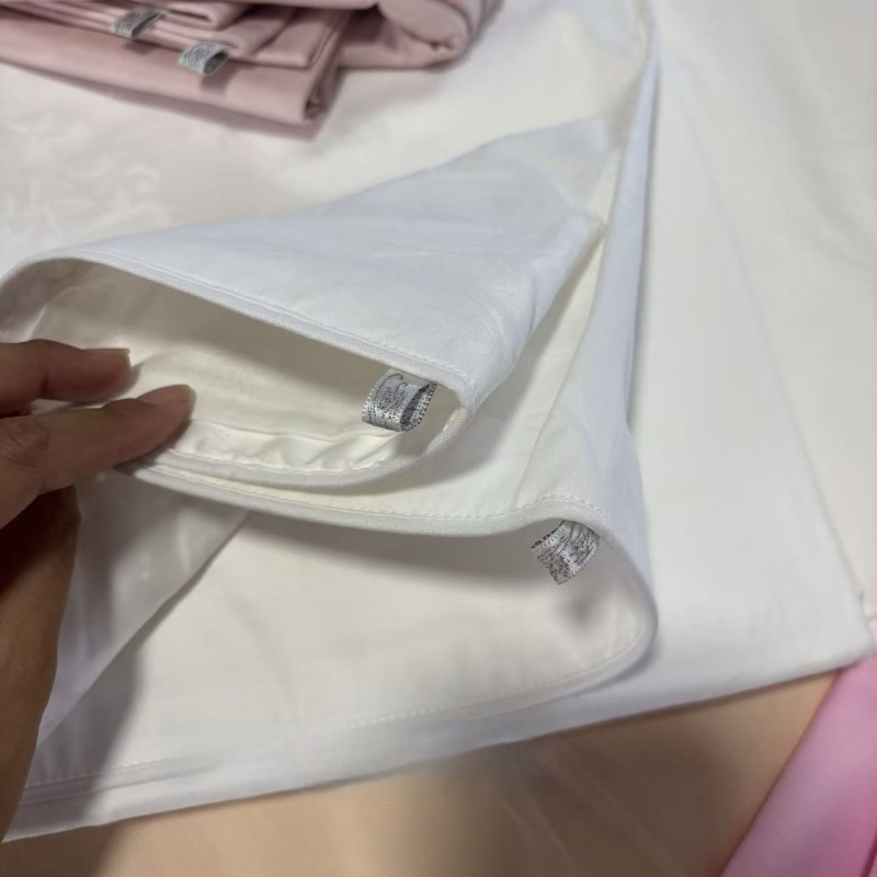 Paplanhuzat – 100% pamut, jacquard szövés, egyszínű minta, reaktív nyomtatás és festés, szövet tömege 1000–1500 g