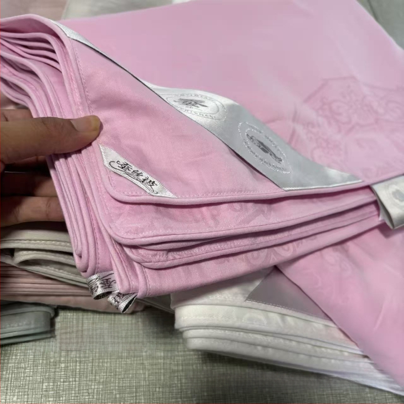 Paplanhuzat – 100% pamut, jacquard szövés, egyszínű minta, reaktív nyomtatás és festés, szövet tömege 1000–1500 g