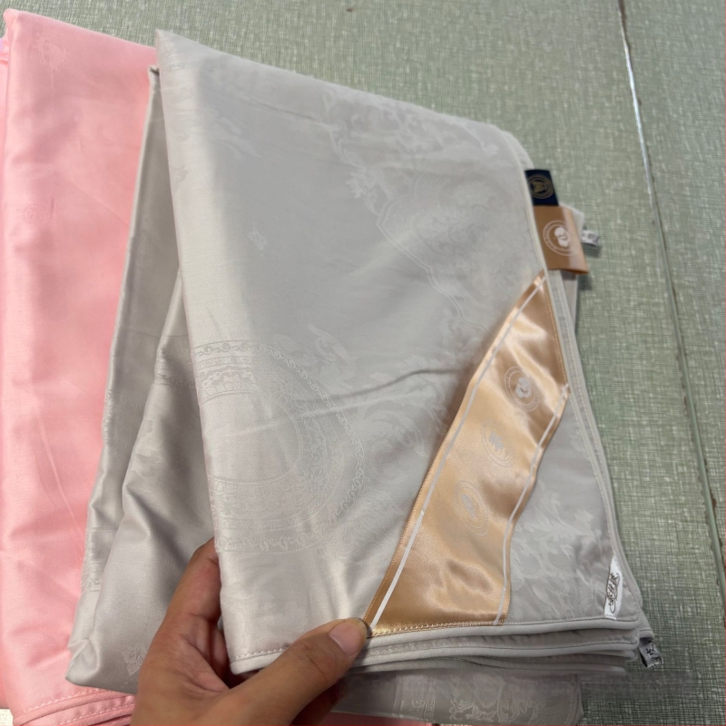 Paplanhuzat – 100% pamut, jacquard szövés, egyszínű minta, reaktív nyomtatás és festés, szövet tömege 1000–1500 g