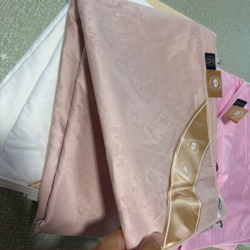 Paplanhuzat – 100% pamut, jacquard szövés, egyszínű minta, reaktív nyomtatás és festés, szövet tömege 1000–1500 g