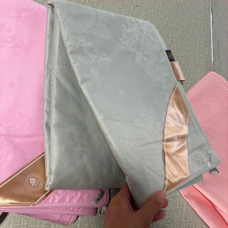 Paplanhuzat – 100% pamut, jacquard szövés, egyszínű minta, reaktív nyomtatás és festés, szövet tömege 1000–1500 g