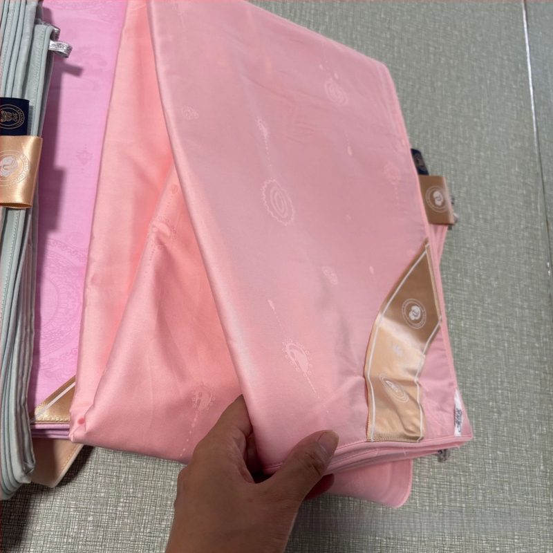 Paplanhuzat – 100% pamut, jacquard szövés, egyszínű minta, reaktív nyomtatás és festés, szövet tömege 1000–1500 g