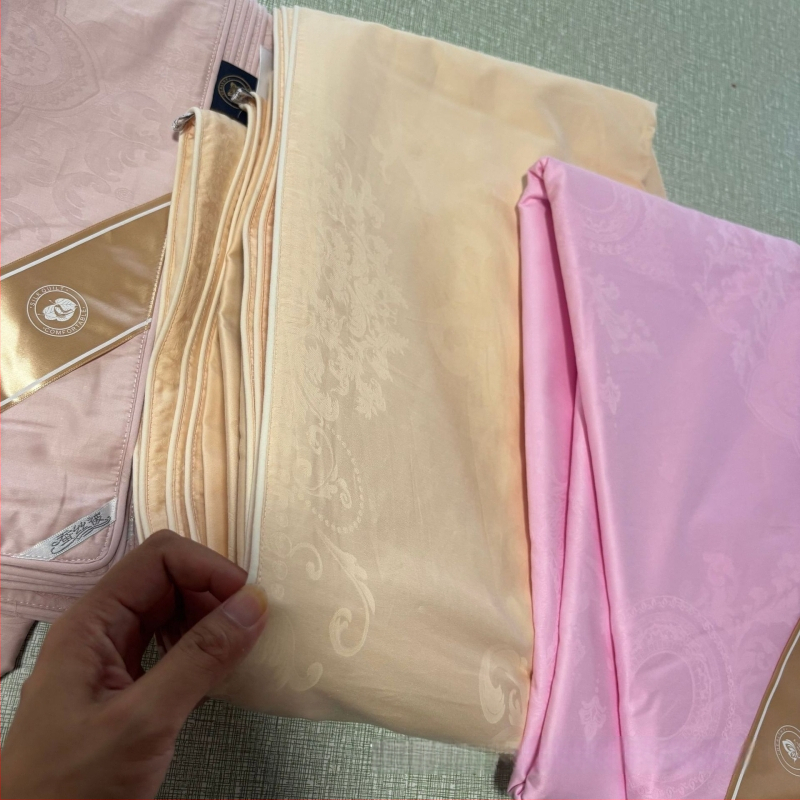 Paplanhuzat – 100% pamut, jacquard szövés, egyszínű minta, reaktív nyomtatás és festés, szövet tömege 1000–1500 g