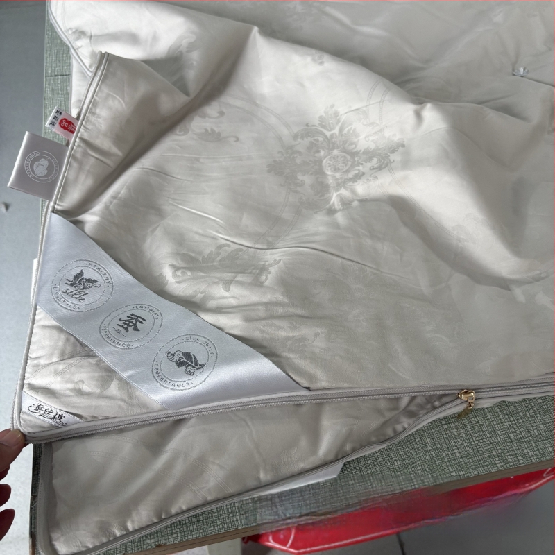 Paplanhuzat – 100% pamut, jacquard szövés, egyszínű minta, reaktív nyomtatás és festés, szövet tömege 1000–1500 g