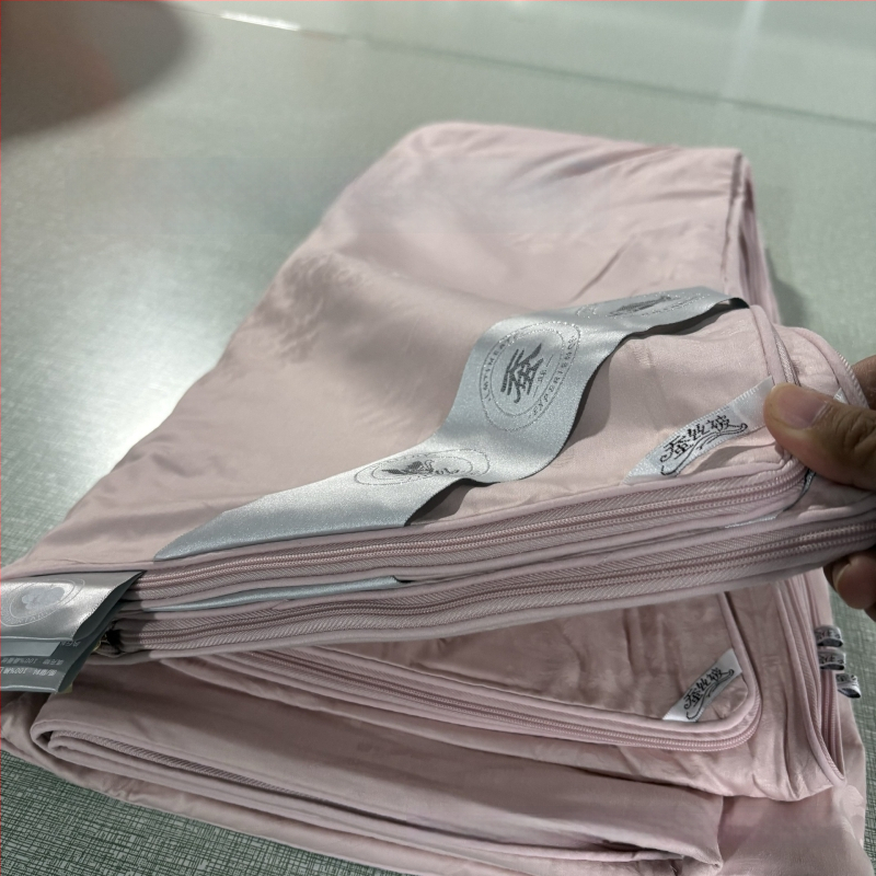 Paplanhuzat – 100% pamut, jacquard szövés, egyszínű minta, reaktív nyomtatás és festés, szövet tömege 1000–1500 g