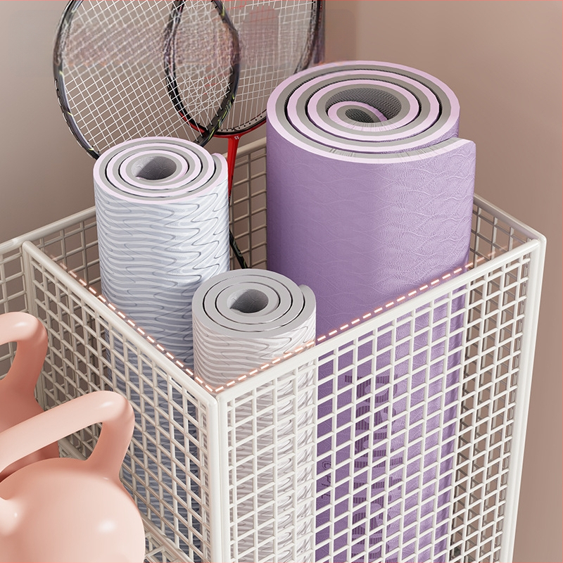 Qin qi Dzelzs jogas paklāja uzglabāšanas grozs ar riteņiem – mūsdienīgs vienkāršs stils, ratiņi mājas fitnesa aprīkojumam un badmintonam