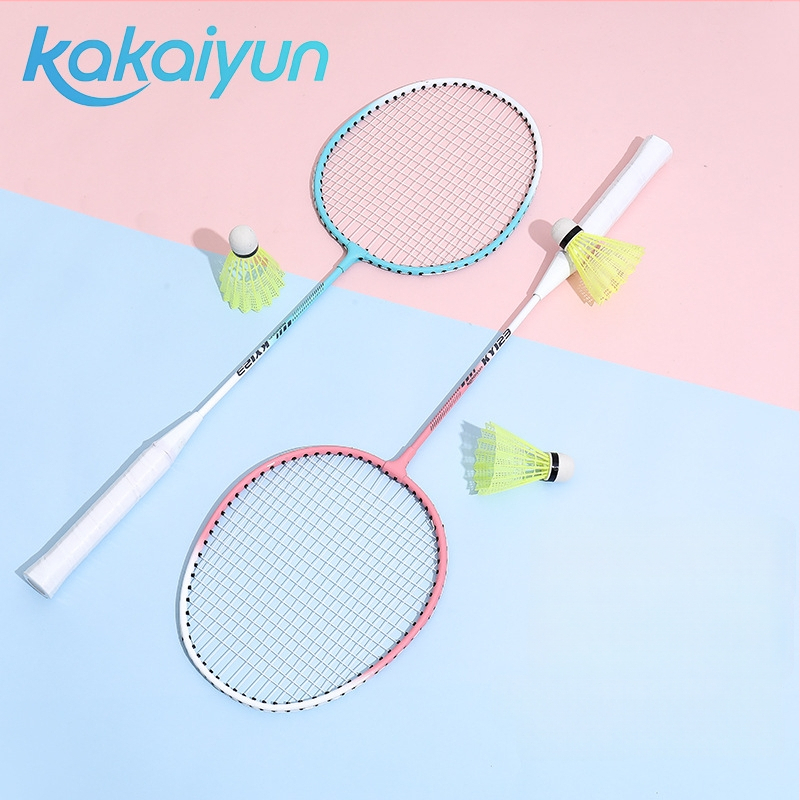 Badmintona rakete - rāmis no dzelzs sakausējuma, neilona stīgas, svars 95–100 g, roktura biezums G1, stieņa cietība ekstra cieta