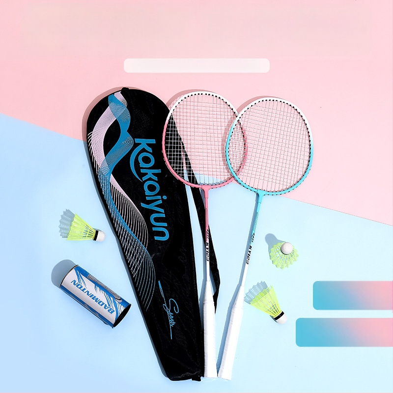 Badmintona rakete - rāmis no dzelzs sakausējuma, neilona stīgas, svars 95–100 g, roktura biezums G1, stieņa cietība ekstra cieta