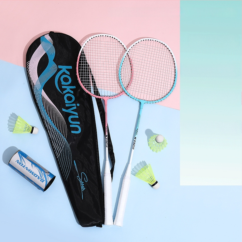 Badmintona rakete - rāmis no dzelzs sakausējuma, neilona stīgas, svars 95–100 g, roktura biezums G1, stieņa cietība ekstra cieta