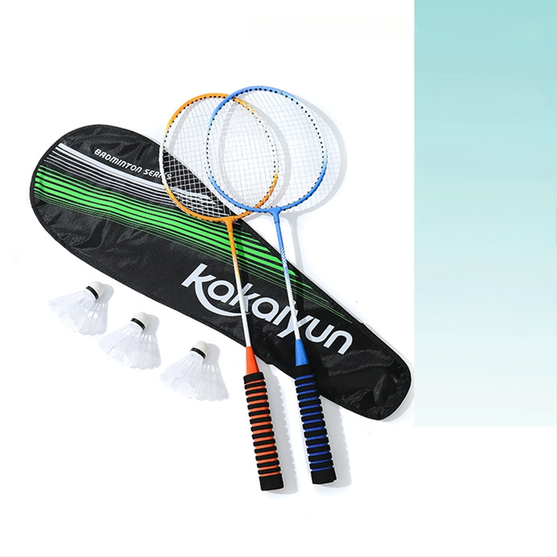 Badmintona rakete - rāmis no dzelzs sakausējuma, neilona stīgas, svars 95–100 g, roktura biezums G1, stieņa cietība ekstra cieta