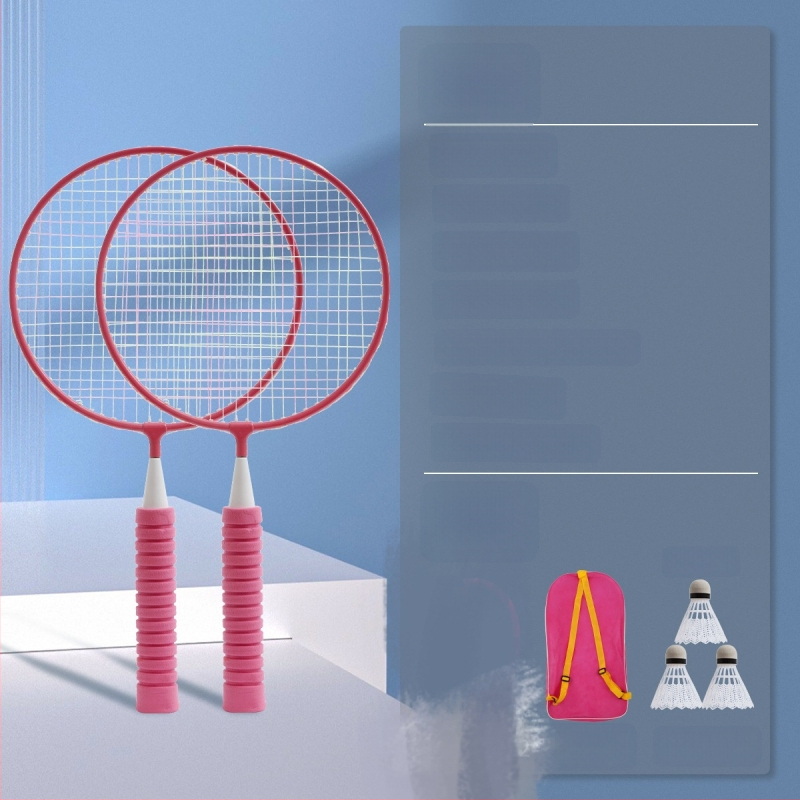 Badmintona rakete - rāmis no dzelzs sakausējuma, neilona stīgas, svars 95–100 g, roktura biezums G1, stieņa cietība ekstra cieta