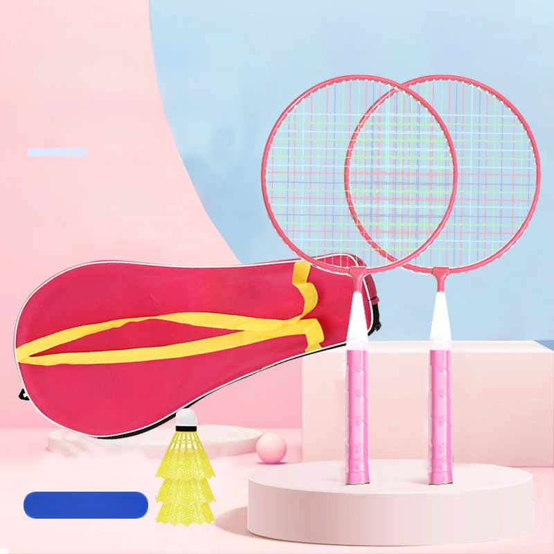 Badmintona rakete - rāmis no dzelzs sakausējuma, neilona stīgas, svars 95–100 g, roktura biezums G1, stieņa cietība ekstra cieta