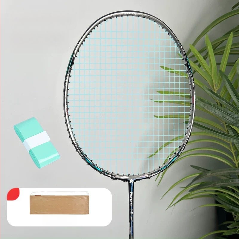 Kawasaki Aurora 50s badmintoni reket, kogu süsinikkiust raam, kaal 85-89 g, käepideme suurus G5, otsene löök, nailonistrungad