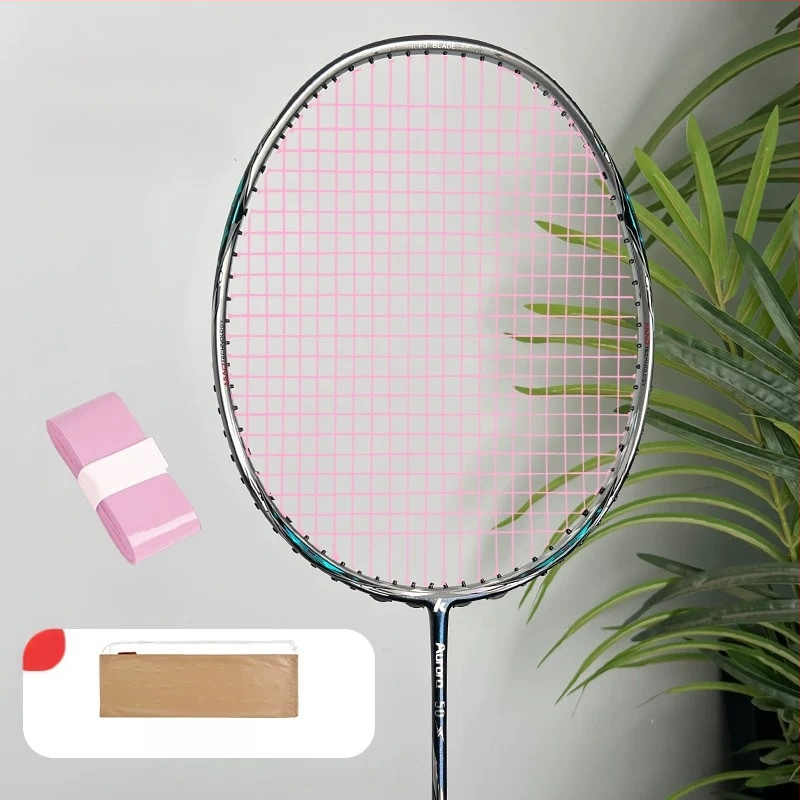 Kawasaki Aurora 50s badmintoni reket, kogu süsinikkiust raam, kaal 85-89 g, käepideme suurus G5, otsene löök, nailonistrungad