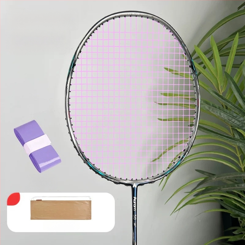 Kawasaki Aurora 50s badmintoni reket, kogu süsinikkiust raam, kaal 85-89 g, käepideme suurus G5, otsene löök, nailonistrungad