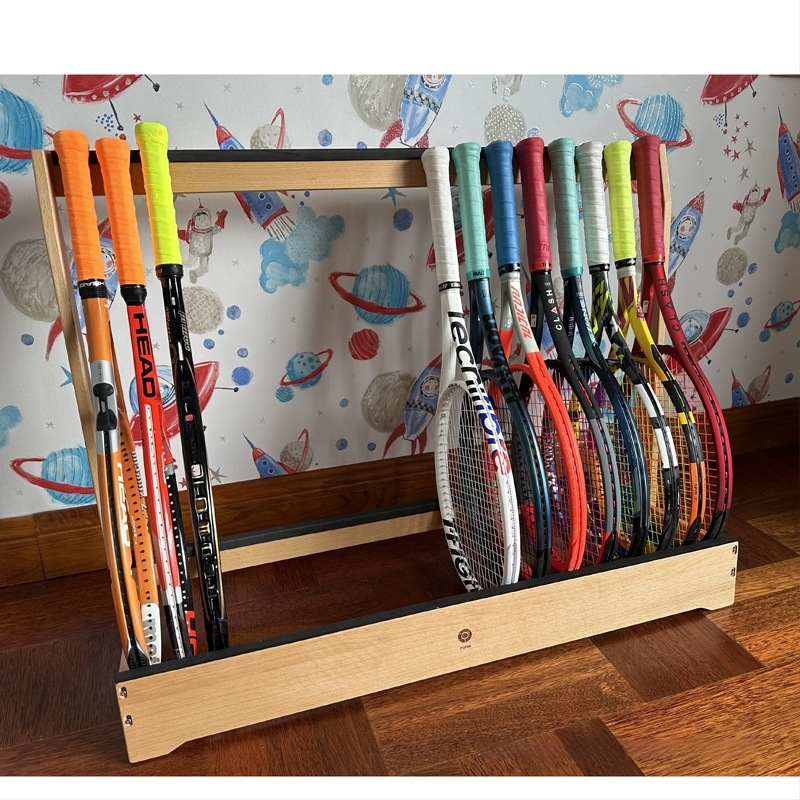 Medinis teniso raketėms saugojimo ir ekspozicijos stendas su mobilia atrama — Prekės kodas F97h867s5mh888