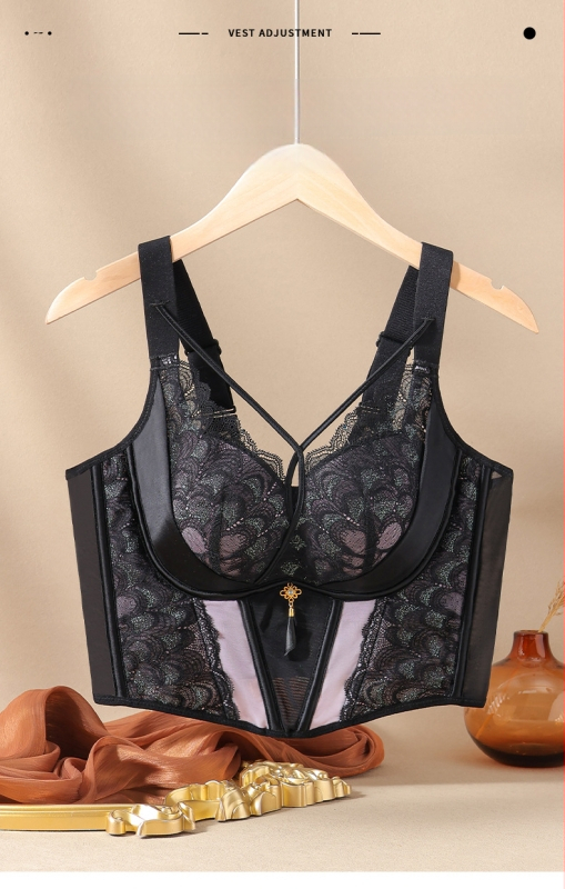 Mežģīņu regulējams krūšturis ar pilnām kupām, noņemamām siksnām, neilona kausi, viskozes vooder, galvenais audums poliester 50–70%.