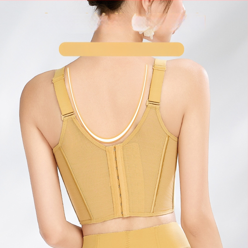 Mežģīņu regulējams krūšturis ar pilnām kupām, noņemamām siksnām, neilona kausi, viskozes vooder, galvenais audums poliester 50–70%.