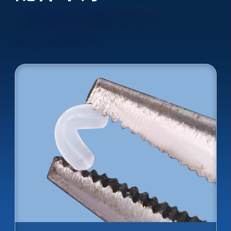 Zvejas piederumu komplekts ar āķiem, zvejas pavediens, atstarpe pērlītes, svina svarus un osmiņu formu gredzenus — viss vienā kastē