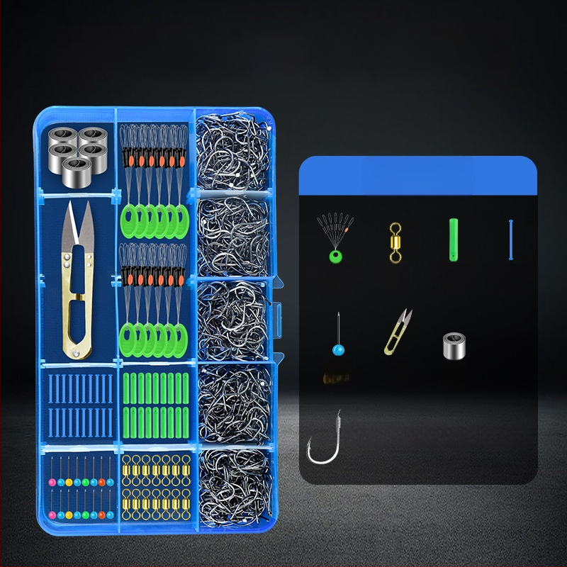 Zvejas piederumu komplekts ar āķiem, zvejas pavediens, atstarpe pērlītes, svina svarus un osmiņu formu gredzenus — viss vienā kastē