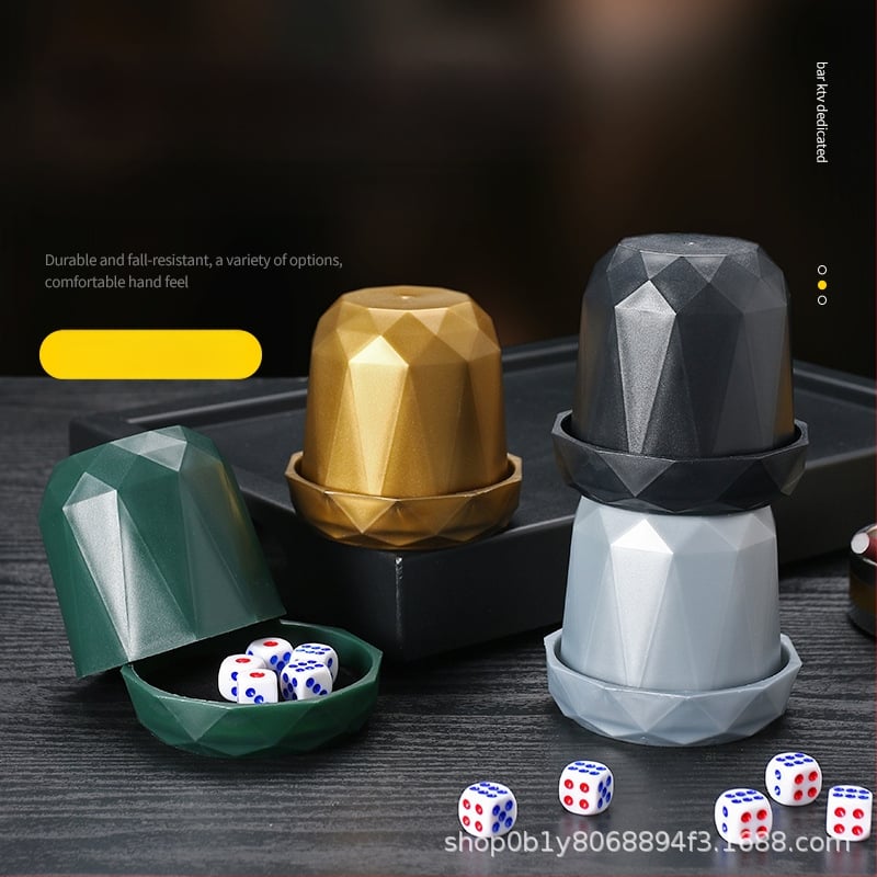 Täringukuppide komplekt alusega, kõrge kvaliteediga helisummutiga, plastikust konstruktsioon, 100 tk pakendis, kohandamise võimalus, sobib šahile ja kaardimängudele