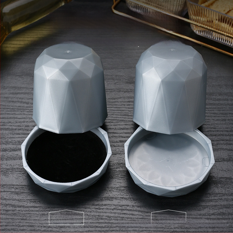 Täringukuppide komplekt alusega, kõrge kvaliteediga helisummutiga, plastikust konstruktsioon, 100 tk pakendis, kohandamise võimalus, sobib šahile ja kaardimängudele