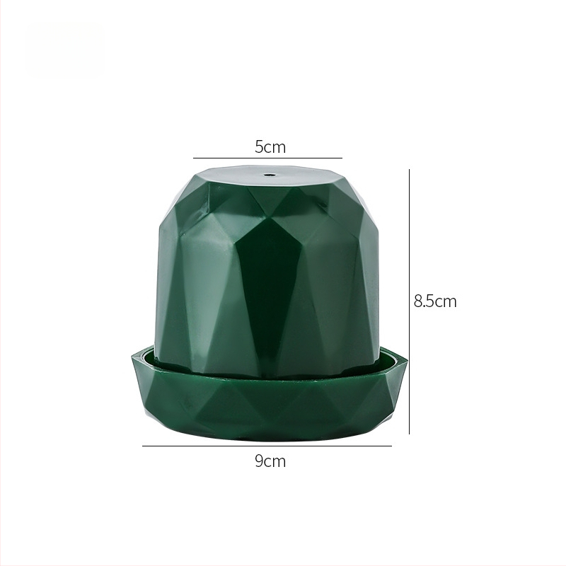 Täringukuppide komplekt alusega, kõrge kvaliteediga helisummutiga, plastikust konstruktsioon, 100 tk pakendis, kohandamise võimalus, sobib šahile ja kaardimängudele