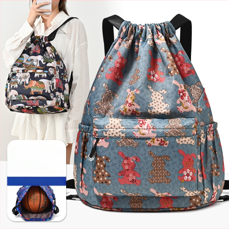 Sporta mugursoma ar šņorvāruma aizvērumu un lielu ietilpību ārējiem sporta veidiem; Oxford audums, gaisa spilvena plecu siksnas, poliesteru oderde.