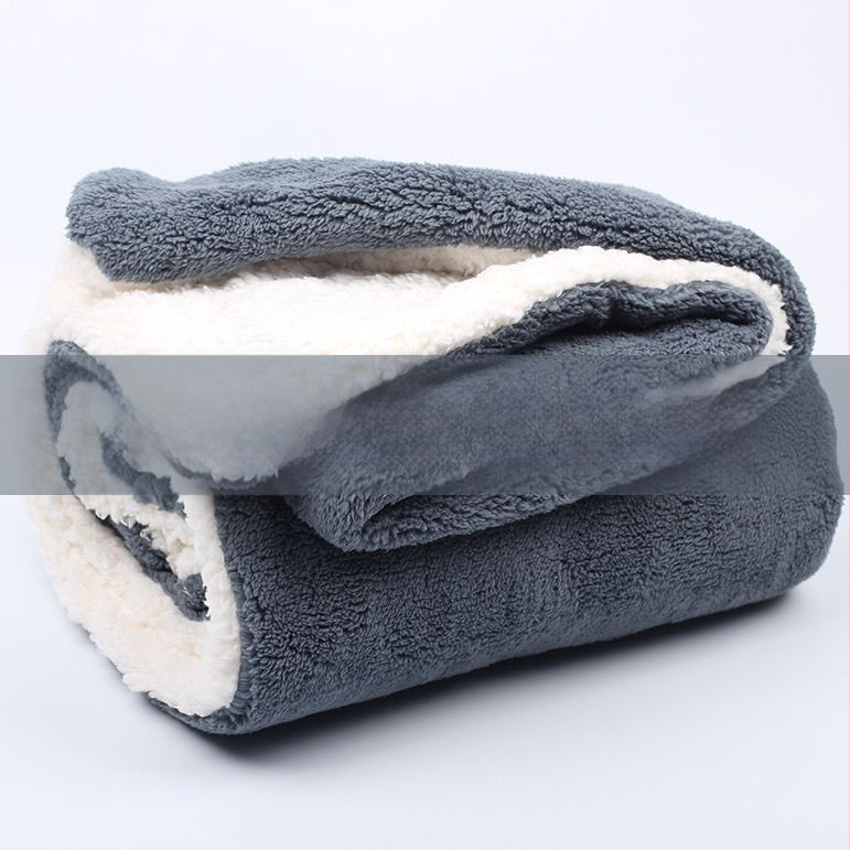 Flanelės poliesterio pledas, šiaurietiškas stilius žiemai, lengvas iki 300 g, vieno atspalvio raštuota, megzta pledas