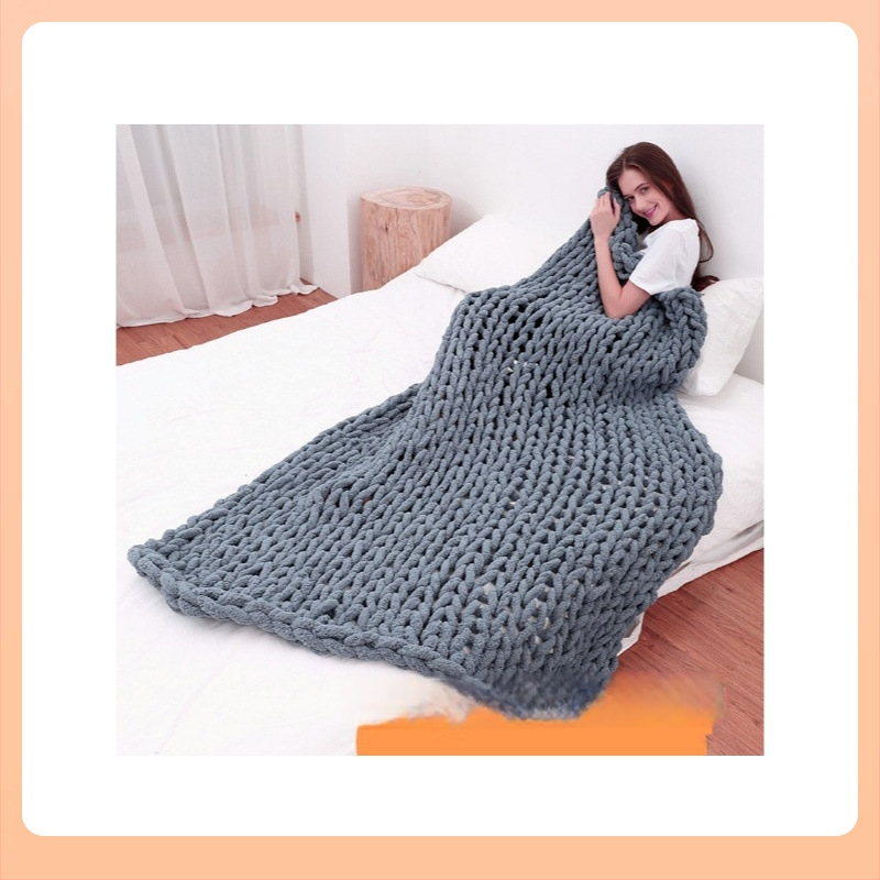 Rankų darbo megzta pledė iš stora siūlo poliesterio, sveria daugiau nei 3000 g, vienalytė spalva, paprastas ir šiuolaikiškas stilius, tinkama pavasariui ir rudeniui