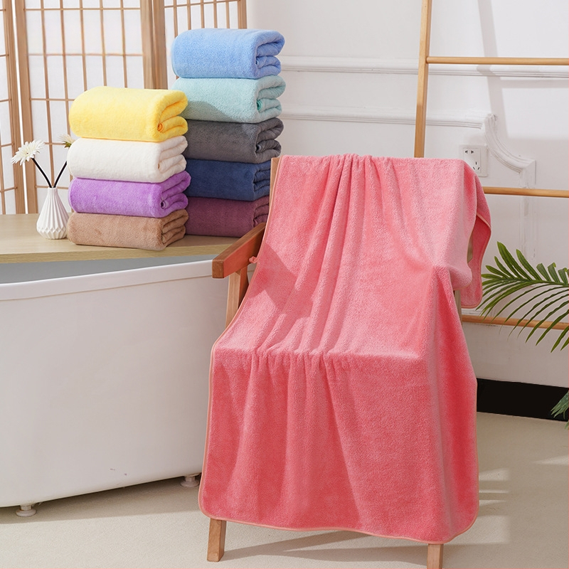 Fürdőlepedő korall plüssből, 150D, 200–300 g, szegélyezett varrás