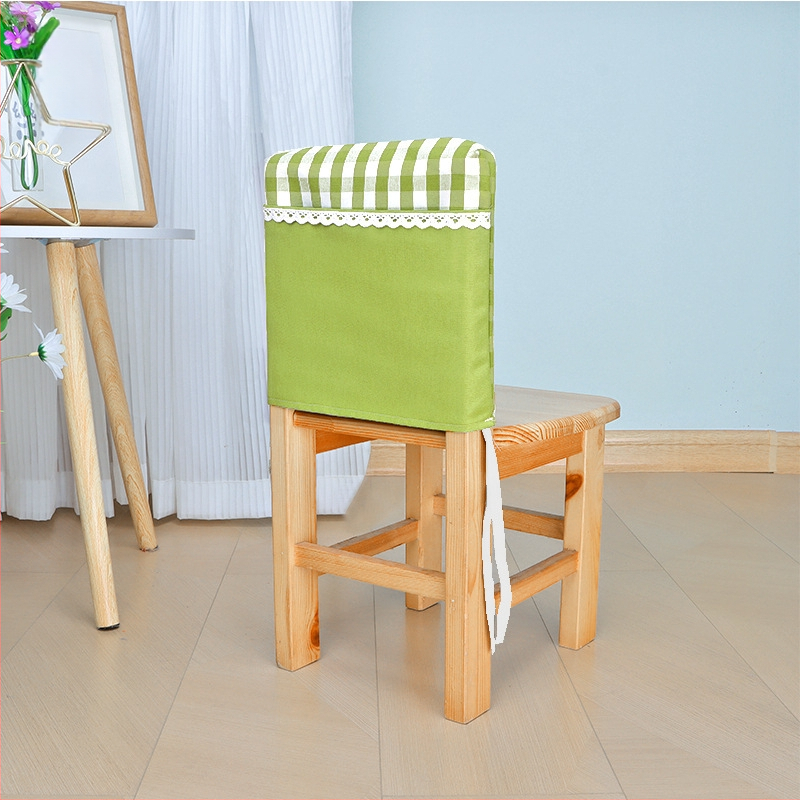 Bērnu krēsla muguras pārklājs – bieza rūtaina auduma, kvadrātveida forma, grāmatu uzglabāšanas kabata