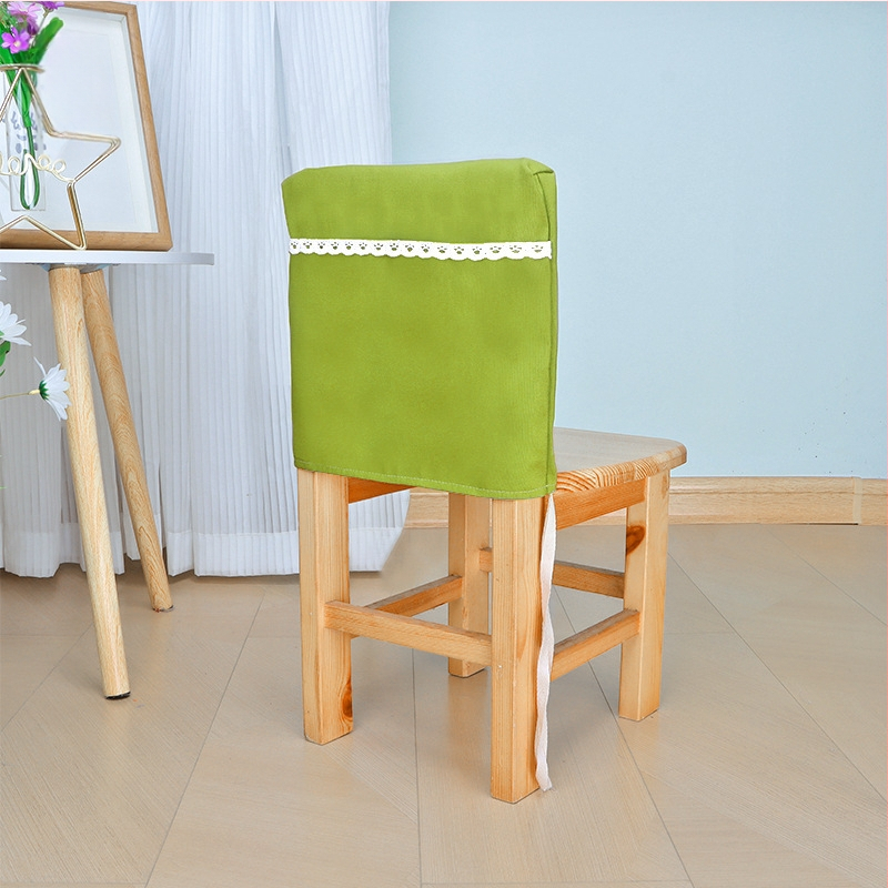 Bērnu krēsla muguras pārklājs – bieza rūtaina auduma, kvadrātveida forma, grāmatu uzglabāšanas kabata