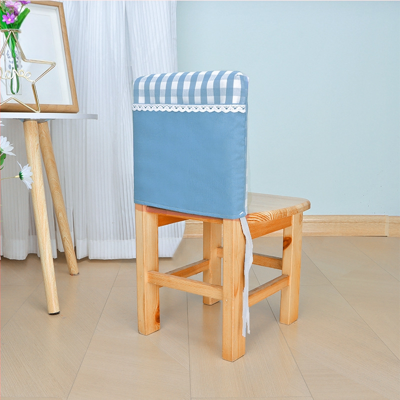 Bērnu krēsla muguras pārklājs – bieza rūtaina auduma, kvadrātveida forma, grāmatu uzglabāšanas kabata